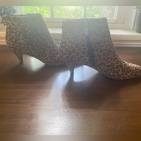 Circus Sam Edelman Kirby Kitten Heel
Trendy Ankle Boots; Leopard Print; Sz: 7.5 - Picture 4 of 10